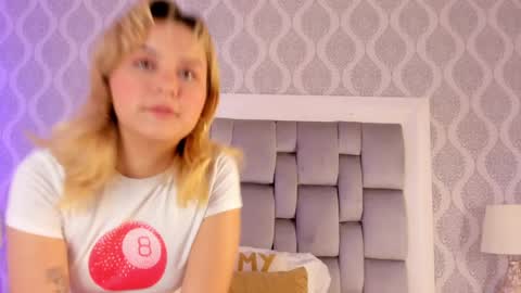 Snapshot of sara__williams chatting on March 11, 3:37 am Sara online show from March 11, 3:37 am