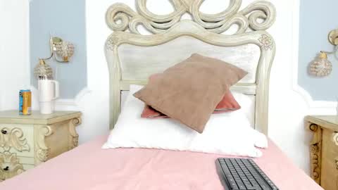 Snapshot of sara__williams chatting on September 22, 3:52 am Sara online show from September 22, 3:52 am