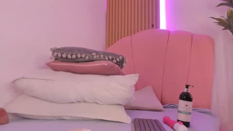 Snapshot of sara__williams chatting on September 24, 3:59 pm Sara online show from September 24, 3:59 pm