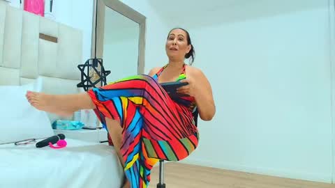 Snapshot of sara_bigass__ chatting on June 7, 12:15 am sara online show from June 7, 12:15 am