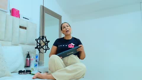 Snapshot of sara_bigass__ chatting on June 16, 7:49 pm sara online show from June 16, 7:49 pm