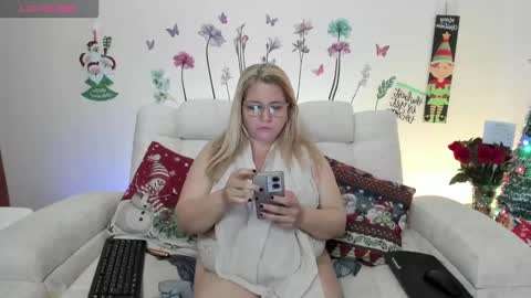 Snapshot of sara_crowe chatting on December 24, 1:49 am Sara Crowe online show from December 24, 1:49 am