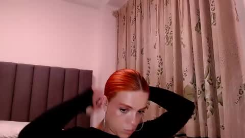 Snapshot of sara_johnson__ chatting on June 20, 12:03 am sara_johnson__ online show from June 20, 12:03 am