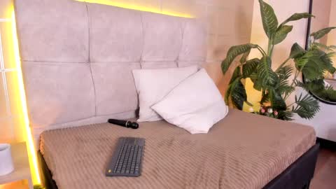 Snapshot of sara_mac_ chatting on May 11, 4:04 pm Sara online show from May 11, 4:04 pm