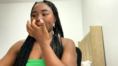 Snapshot of sara_muscle chatting on May 27, 9:45 pm Sara online show from May 27, 9:45 pm