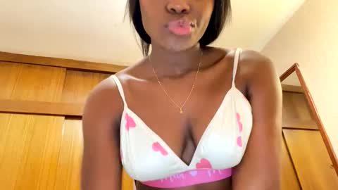 Snapshot of sara_muscle chatting on June 9, 12:55 am Sara online show from June 9, 12:55 am