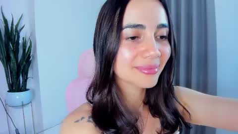 Snapshot of sara_ospina22 chatting on July 24, 8:18 pm Sara online show from July 24, 8:18 pm
