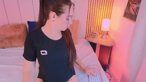 Snapshot of sara_riley01 chatting on April 30, 11:42 pm Sara online show from April 30, 11:42 pm