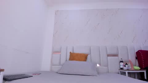 sara_sm1th_ online show from May 28, 11:40 am