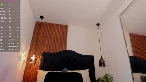 Snapshot of sara_stone17 chatting on December 19, 11:03 pm  -  online show from December 19, 11:03 pm