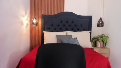 Snapshot of sara_stone17 chatting on December 26, 11:03 pm  -  online show from December 26, 11:03 pm