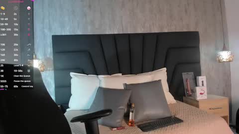 Snapshot of sara_stone17 chatting on February 21, 5:53 pm  -  online show from February 21, 5:53 pm