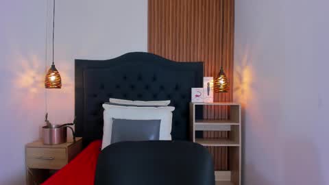 Snapshot of sara_stone17 chatting on September 29, 11:37 am  -  online show from September 29, 11:37 am