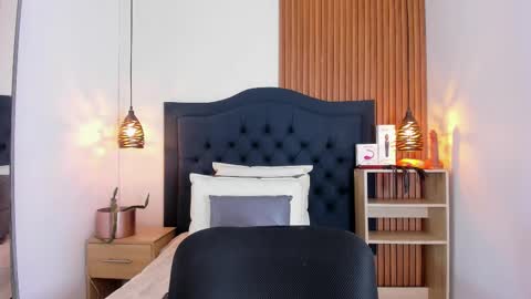 Snapshot of sara_stone17 chatting on September 30, 11:59 am  -  online show from September 30, 11:59 am