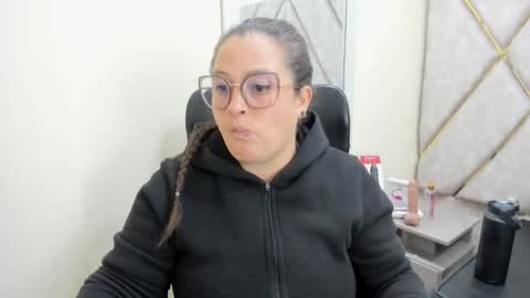 Snapshot of sara_thonson_ chatting on May 10, 3:12 am sara_thonson_ online show from May 10, 3:12 am