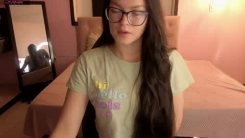 sara_valderrama_ online show from May 2, 12:21 pm