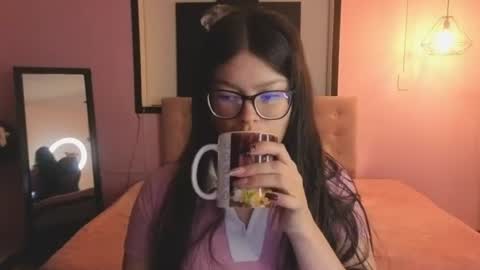 Snapshot of sara_valderrama_ chatting on August 4, 12:52 pm sara_valderrama_ online show from August 4, 12:52 pm
