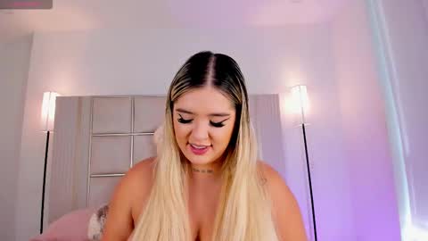 Snapshot of saraa_milleer chatting on November 13, 4:39 pm Sara Miller online show from November 13, 4:39 pm