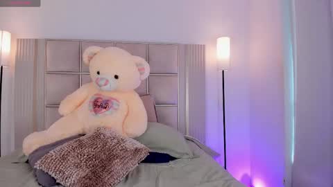Snapshot of saraa_milleer chatting on April 22, 5:58 pm Sara Miller online show from April 22, 5:58 pm