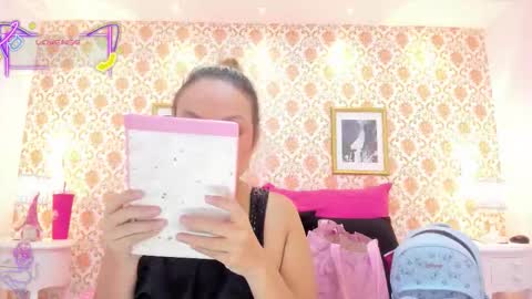 Snapshot of saraavila_ chatting on November 12, 8:19 pm SaraAvila online show from November 12, 8:19 pm