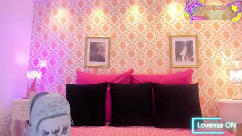 SaraAvila  online show from June 10, 7:35 pm