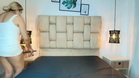 Snapshot of sarablonde_t chatting on June 6, 7:40 pm sarablonde_t online show from June 6, 7:40 pm