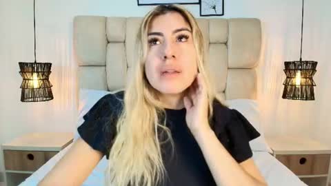 Snapshot of sarablonde_t chatting on June 28, 5:30 pm sarablonde_t online show from June 28, 5:30 pm