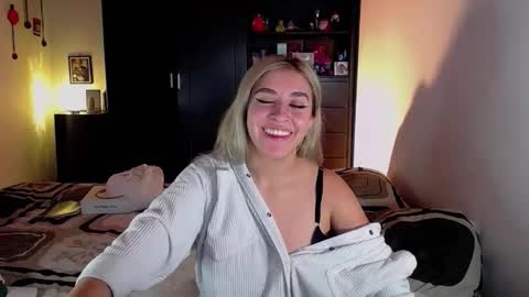 saradiazxxx online show from March 5, 8:43 am