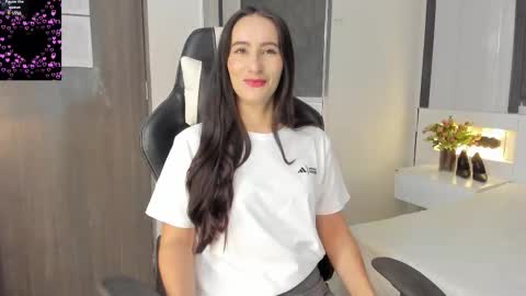 Snapshot of saragomez_1 chatting on December 2, 1:17 pm Sara Gomez online show from December 2, 1:17 pm