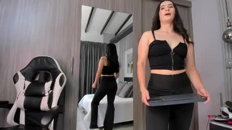 Snapshot of saragomez_1 chatting on May 22, 2:01 pm Sara Gomez online show from May 22, 2:01 pm