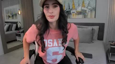 Snapshot of saragomez_1 chatting on June 17, 1:45 pm Sara Gomez online show from June 17, 1:45 pm