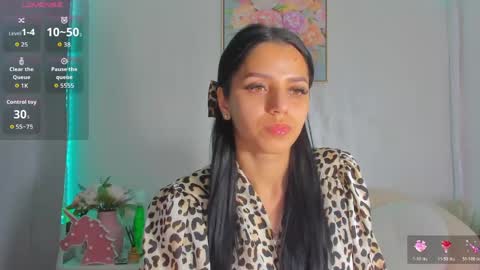 Snapshot of sarah_blake_ chatting on June 3, 8:39 am Sara online show from June 3, 8:39 am