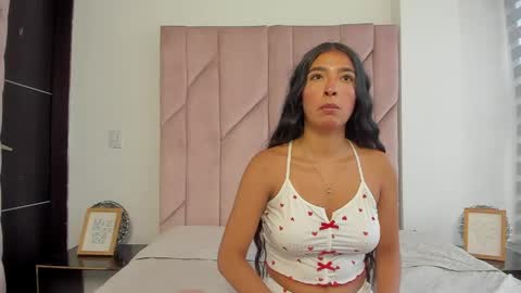 sarah_collens_ online show from May 12, 11:40 am