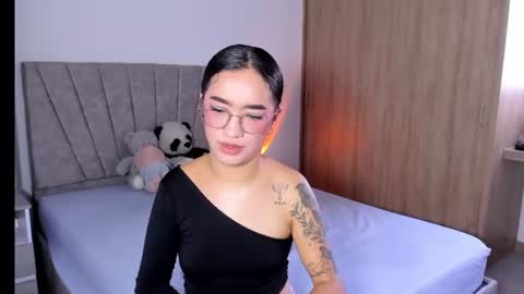 Snapshot of sarah_stone15 chatting on June 22, 10:29 pm Sarah online show from June 22, 10:29 pm