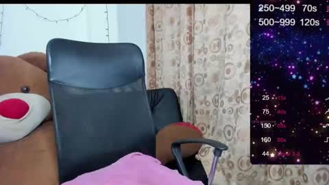 Snapshot of sarah_sweett chatting on December 19, 11:18 am Sarah online show from December 19, 11:18 am