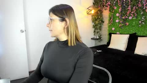 Sarah Deyvis online show from November 10, 1:10 pm