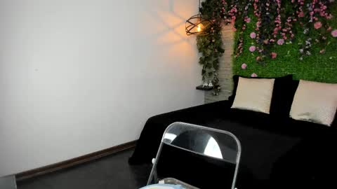 Sarah Deyvis online show from November 12, 1:33 pm