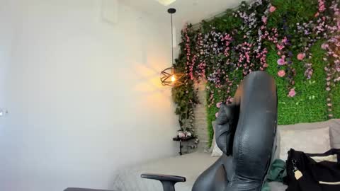 Sarah Deyvis online show from January 6, 3:05 pm