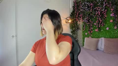 Sarah Deyvis online show from February 17, 1:51 pm