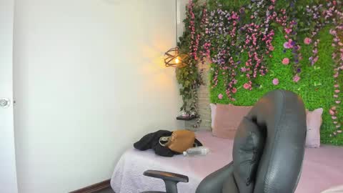 Sarah Deyvis online show from February 19, 3:30 pm