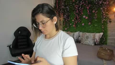 Sarah Deyvis online show from March 11, 2:01 pm