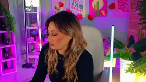 Snapshot of sarahholly chatting on April 2, 1:31 pm Divine Sarah NONUDE model online show from April 2, 1:31 pm