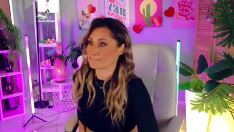 Snapshot of sarahholly chatting on April 4, 12:24 pm Divine Sarah NONUDE model online show from April 4, 12:24 pm