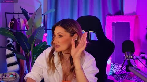 Snapshot of sarahholly chatting on April 6, 3:57 pm Divine Sarah NONUDE model online show from April 6, 3:57 pm