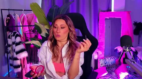 Snapshot of sarahholly chatting on April 9, 12:54 pm Divine Sarah NONUDE model online show from April 9, 12:54 pm