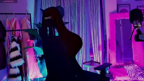 Snapshot of sarahholly chatting on April 20, 1:58 pm Divine Sarah NONUDE model online show from April 20, 1:58 pm