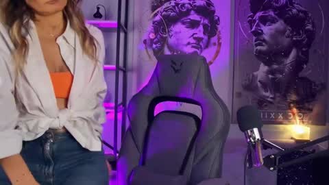 Snapshot of sarahholly chatting on April 24, 1:24 pm Divine Sarah NONUDE model online show from April 24, 1:24 pm