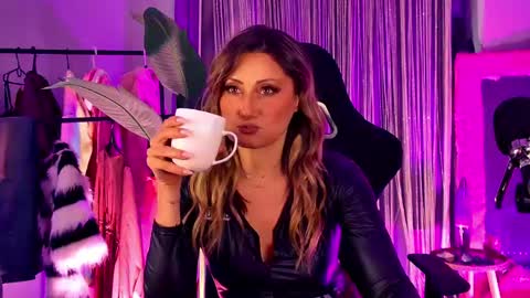 Snapshot of sarahholly chatting on April 25, 11:57 am Divine Sarah NONUDE model online show from April 25, 11:57 am