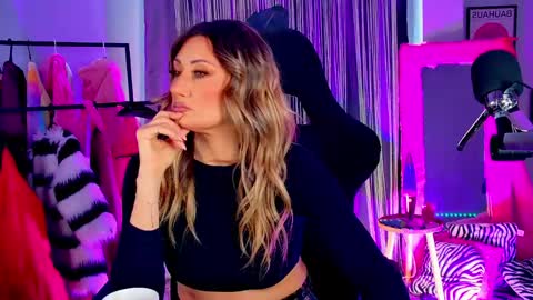 Snapshot of sarahholly chatting on May 3, 12:33 pm Divine Sarah NONUDE model online show from May 3, 12:33 pm