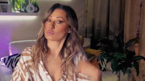 Snapshot of sarahholly chatting on May 8, 5:40 pm Divine Sarah NONUDE model online show from May 8, 5:40 pm